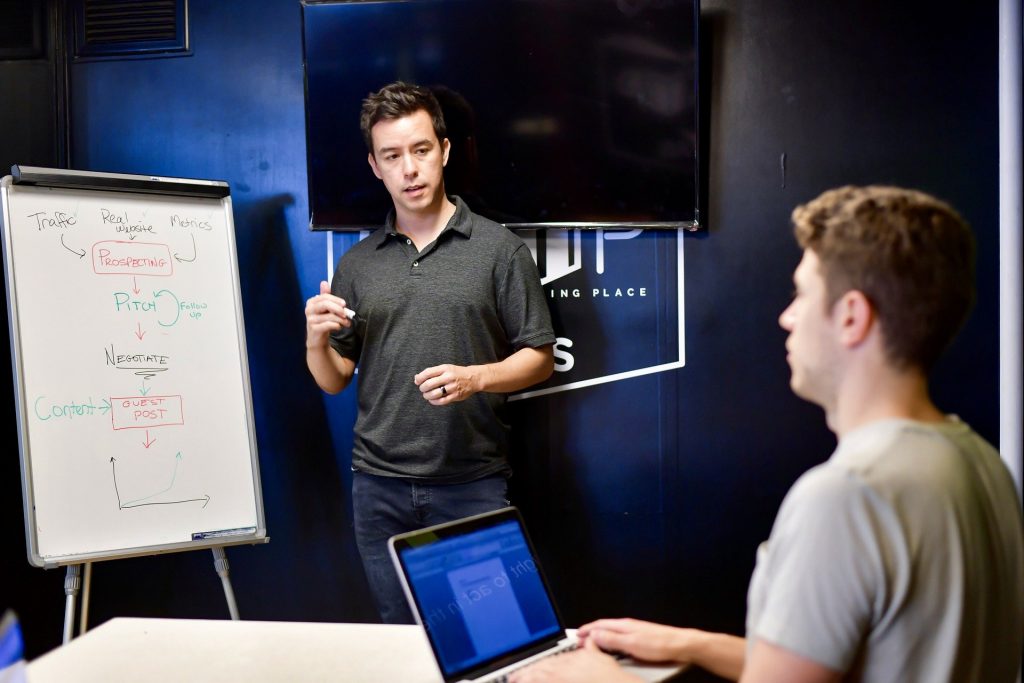 Uno de los tips para cuando te decides invertir o hacer trading es tener un mentor