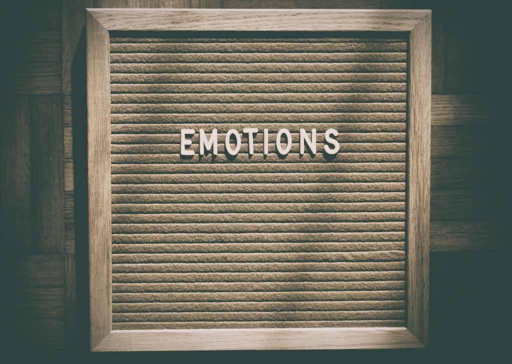 Ser consciente de tus emociones es clave para saber qué es educación financiera