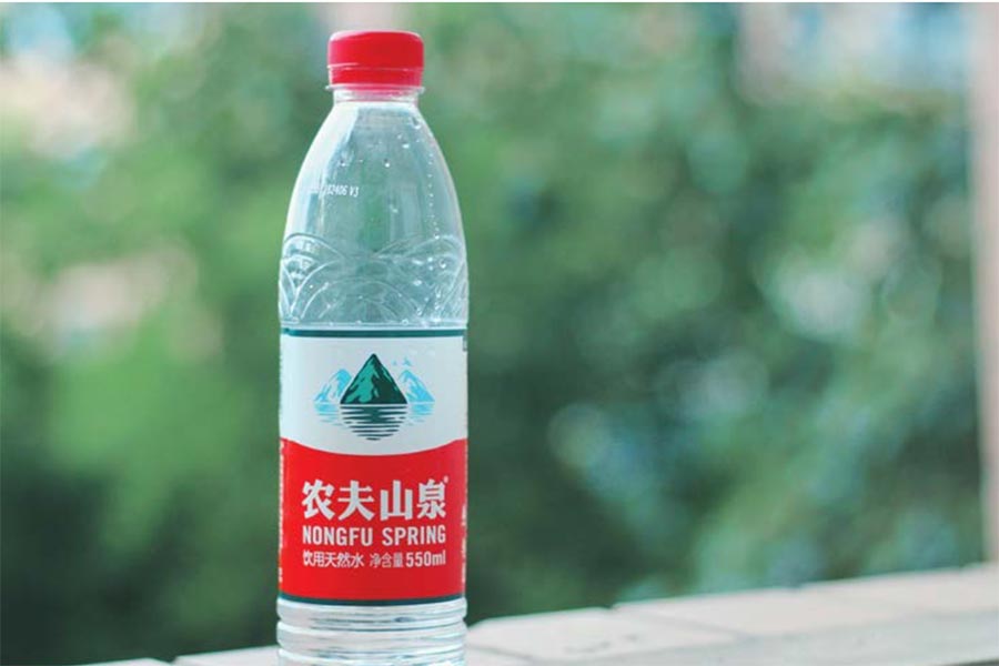 Millonarios chinos: Zhong desarrolló una industria en torno al agua embotellada 