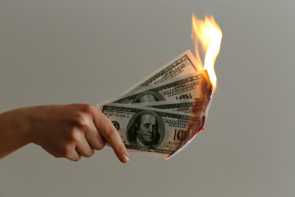 El dinero amplifica los errores financieros